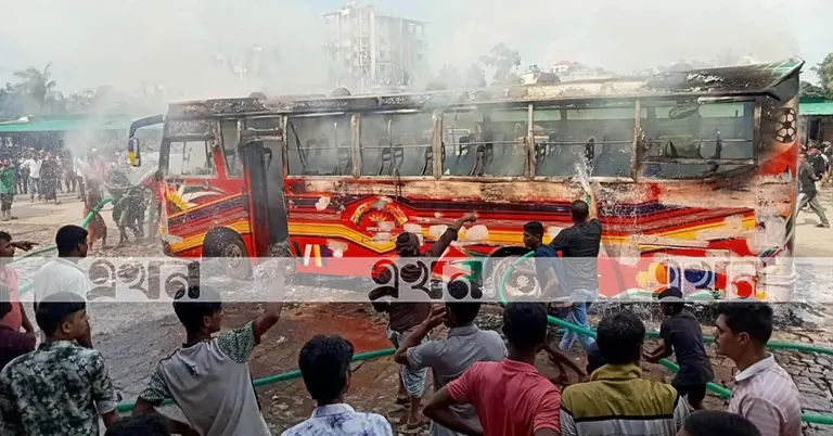 আগুনে পুড়ে যাওয়া বাস